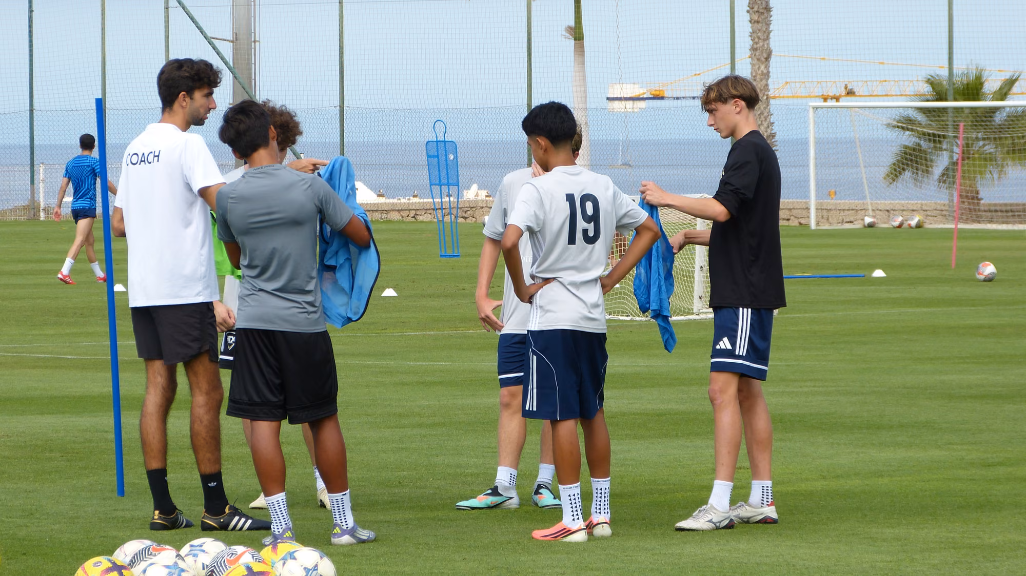 Coach speaking with the Houston group between training blocks