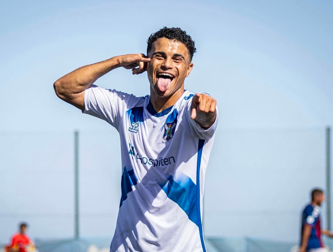 Guillermo Martín celebrating in CD Tenerife C kit