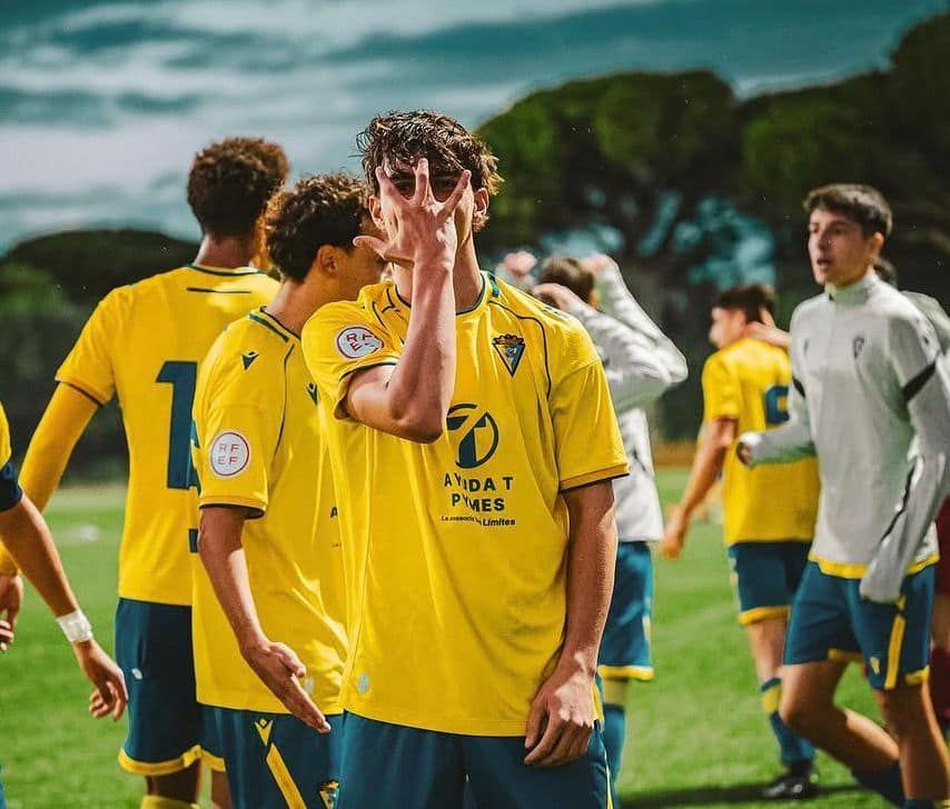 Pol Patiño with Cádiz CF teammates